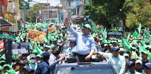 El expresidente Leonel Fernández encabezó ayer una marcha en la capital denunciando el alto costo de la vida, la escasez de dinero, con ocasión del Día Internacional del Trabajo.