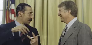 El presidente estadounidense Jimmy Carter conversa con su homólogo argentino Jorge R. Videla, en una reunión en la Casa Blanca, en Washington, el 9 de septiembre de 1977.