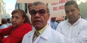 Presidente del Colegio Médico Dominicano, Rufino Senén Caba habla con la prensa durante protesta por la termincación del Hospital Padre Billini