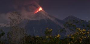 El volcán de Fuego, o volcán de Fuego, arroja lava fundida y ceniza caliente desde su cráter en Escuintla, Guatemala, en noviembre de 2018. Foto de archivo