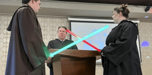 Julia y Robert Jones intercambian votos durante la ceremonia de su boda en Akron, Ohio, el jueves 4 de mayo de 2023. Las parejas celebraron el 4 de mayo con una boda temática de "Star Wars".