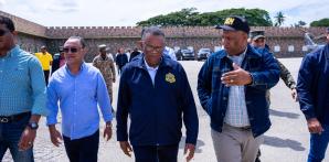 El director de Migración, Venancio Alcántara (centro) durante su recorrido de inspección ayer por la zona fronteriza, en la jurisdicción de Elías Piña.