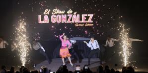 La humorista e influencer dominicana La González celebró por todo lo alto sus 10 años de carrera con el espectáculo “El show de La González: Special Edition”, el cual incluyó un recorrido por toda su trayectoria, a casa llena en el Teatro La Fiesta del hotel Jaragua.