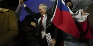 José Antonio Kast, líder del Partido Republicano, levanta el brazo mientras celebra la obtención del mayor número de diputados tras la elección del Consejo Constitucional, que redactará una nueva propuesta de constitución, ayer en Santiago.