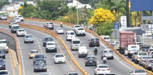 El desorden vial y las infracciones cometidas por los conductores que transitan a través de las principales vías del Gran Santo Domingo constituyen uno de los principales problemas que afectan la seguridad de los ciudadanos.<br /><br />También le pude interesar estos videos:<br /><br />LOS TIGRES RETOMAN EL LIDERATO DE CAMPEONATOS EN LIDOM ¡LICEY CAMPEÓN! https://youtu.be/nDJzTzenkEs<br /><br />FALLECIÓ UNA DE LAS MUJERES ATRAPADAS EN DERRUMBE DE MUEBLERÍA EN LA VEGA https://youtu.be/CHejhc3DZZE<br /><br />NACIONALES HAITIANOS RETORNAN A SU PAÍS TRAS PROTESTA https://youtu.be/ZShjeMqf93A<br /><br />HIJA DE JORGE MERA: MI PADRE SACRIFICÓ SU VIDA POR ESTE PAÍS, POR LA FAMILIA Y POR TODOS SUS IDEALES https://youtu.be/PtMPPdvziw0<br /><br />APRESAN EN BANÍ A ALEXIS VILLALONA https://youtu.be/01CQALMjbPo<br /><br />EL MOTIVO POR EL QUE HUCHI LORA SE RETIRA DE LA DIRECCIÓN DEL PROGRAMA “EL DÍA” https://youtu.be/HjXSQEgFg4E<br /><br />Más noticias en https://listindiario.com/<br /><br />Suscríbete al canal  https://bit.ly/335qMys<br /><br />Síguenos<br />Twitter  https://twitter.com/ListinDiario <br /><br />Facebook  https://www.facebook.com/listindiario <br /><br />Instagram https://www.instagram.com/listindiario/