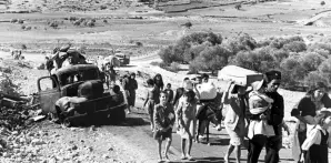 Un grupo de refugiados árabes camina desde Jerusalén hacia el Líbano el 9 de noviembre de 1948, en foto de archivo.