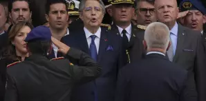 El presidente ecuatoriano Guillermo Lasso entona el himno de su país al salir de la Asamblea Nacional después de dirigirse a una sesión en la que los legisladores de la oposición buscaban juzgar, ayer.