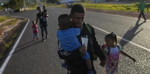 Miguel González y su familia, todos de origen venezolano, caminan en Santa Elena, Venezuela, hacia el transporte que los llevará a la frontera con Brasil, el miércoles 5 de abril de 2023.