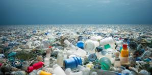Residuos plásticos en el océano.