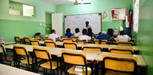 En los centros escolares de Los Trez Brazos, de Santo Domingo Este, se registra baja asistencia de alumnos a causa de la violencia.