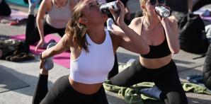Una mujer toma un sorbo de cerveza mientras asiste al llamado "Beer Yoga event" en Copenhague, el 31 de mayo de 2023