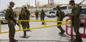 Soldados israelíes resguardan la entrada a una base militar luego de un tiroteo letal en la frontera con Egipto, el sábado 3 de junio de 2023.