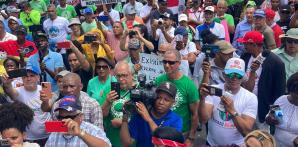 Miles de personas se congregaron este domingo frente al Palacio Nacional para expresar su rechazo a la privatización del agua y exigir el respeto a sus derechos sociales y ambientales