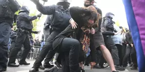 Agentes de la policía se enfrentan con manifestantes de extrema izquierda en Leipzig, Alemania, el sábado 3 de junio de 2023.