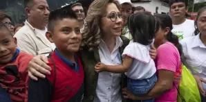 Sandra Torres, candidata presidencial del partido Unidad Nacional de la Esperanza, asiste a un mitin de campaña en Amatitlán, Guatemala, el domingo 14 de mayo de 2023.
