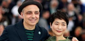 El director Pablo Berger y la editora musial Yuko Harami posan en el Fstival de Cannes.
