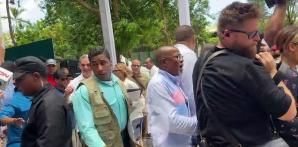 Con todas las intrigas que se han manejado con respecto a la continuidad o no de su gobierno, el presidente de la República, Luis Abinader, aseguró este domingo que “el cambio sigue” dejando caer la línea, invitando al pensamiento abierto sobre la posibilidad positiva de que continué en el mandato por un período más.<br /><br />https://listindiario.com/la-republica/gobierno/20230806/luis-abinader-asegura-cambio-sigue_766981.html