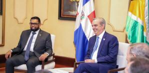 El presidente dominicano, Luis Abinader y el presidente de Guyana