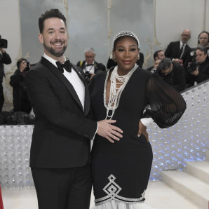 Alexis Ohanian, izquierda, y Serena Williams asisten a la gala benéfica del Costume Institute del Museo Metropolitano de Arte que celebra la inauguración de la exposición "Karl Lagerfeld: A Line of Beauty" el lunes 1 de mayo de 2023 en Nueva York.