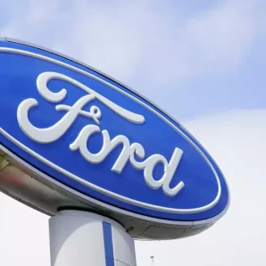 Un anuncio de Ford se observa en una concesionaria en Springfield, Pensilvania, el martes 26 de abril de 2022.