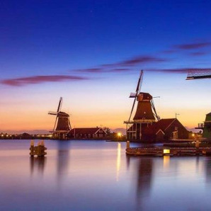 Los pintorescos molinos de viento de Países Bajos son un magneto turístico. Una de las excursiones más populares en Ámsterdam es un tour de medio día a Zaanse Schans, donde los viajeros pueden admirar molinos de viento que datan de los siglos XVII y XVIII.