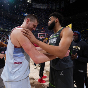Nikola Jokic y Karl-Anthony Towns tras el quinto partido de la primera ronda de los Playoffs de la NBA 2023 el 25 de abril de 2023 en el Ball Arena de Denver, Colorado