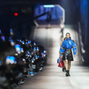 Modelos visten creaciones para el desfile Pre-Fall 2023 de Louis Vuitton en Seúl, Corea del Sur