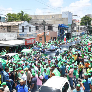 Este lunes miles de personas se unieron a la marcha convocada por el partido liderado por Leonel Fernández, la Fuerza del Pueblo.