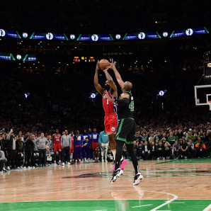 James Harden, de los Sixers, lanza un triple sobre la defensa de Al Horford, de los Celtics, en acción del primer partido de la semifinal del Este en los playoffs de la NBA.