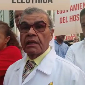 Presidente del Colegio Médico Dominicano, Rufino Senén Caba habla con la prensa durante protesta por la termincación del Hospital Padre Billini