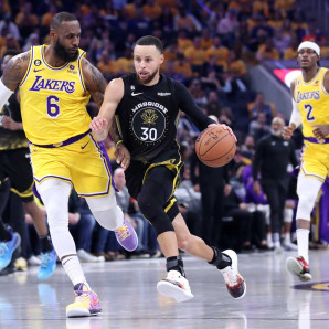 Stephen Curry, de los Warriors, driblea ante la defensa de LeBron James, de los Lakers, en el primer partido de la serie semifinal del Oeste en los playoffs de la NBA.