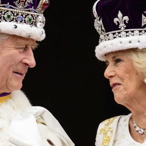 El rey Carlos III de Gran Bretaña y la reina Camila se miran desde el balcón del Palacio de Buckingham después de su coronación, en Londres, el sábado 6 de mayo de 2023.