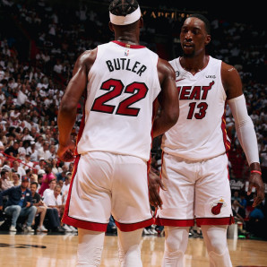 Butler y Adebayo lideraron la ofensiva del Heat con 27 y 23 puntos respectivamente.