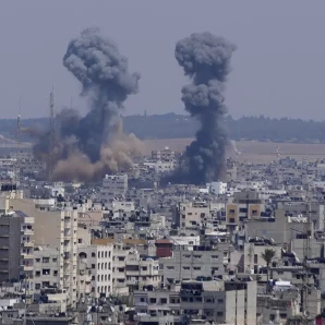 Columnas de humo se alzan entre unos edificios tras un ataque aéreo israelí, en Gaza, el miércoles 10 de mayo de 2023.
