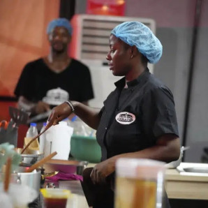 La chef Hilda Baci, cocinó para establecer un nuevo récord mundial Guinness para el "maratón de cocina más largo", el cook-a-thon de 97 horas, en Lagos, Nigeria.