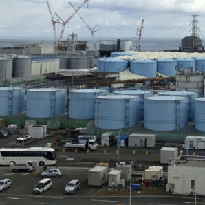 1.000 enormes tanques que contienen aguas residuales tratadas pero aún radiactivas en la central nuclear de Fukushima Daiichi, operada por Tokyo Electric Power Company Holdings (TEPCO), en la ciudad de Okuma.
