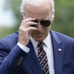 El presidente Joe Biden se retiró los lentes de sol mientras se acerca a hablar con los reporteros después de regresar a la Casa Blanca, el domingo 28 de mayo de 2023