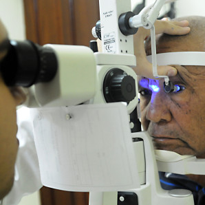 Un medico chequea la vista a un paciente en el Instituto contra la Ceguera y el Glaucoma, en Santo Domingo.