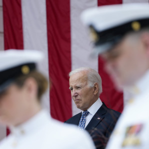 El presidente Joe Biden escucha el himno nacional en el Anfiteatro del Cementerio Nacional en Arlington, Virginia, por el Día de los Caídos en Guerras, el lunes 29 de mayo de 2023.
