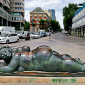 Escultura de Botero al final de la calle Génova.