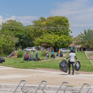 Voluntarios participan en la jornada de limpieza en el bulevar María Montez