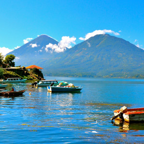 Barcos anclados frente a la orilla del Lago de Atitlán, Guatemala