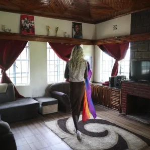 Pretty Peter, una mujer transgénero ugandesa, que huyó de su país en 2019 y pidió que se la identifique por su seudónimo por miedo a su seguridad, posa para la foto en el refugio donde vive en Nairobi, capital de la vecina Kenia, 1 de junio de 2023.