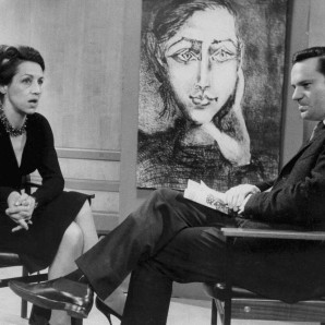 La artista Francoise Gilot aparece durante una entrevista con Reginald Bosanquet en Londres el 3 de marzo de 1965, en relación con la publicación de su libro My Life With Picasso