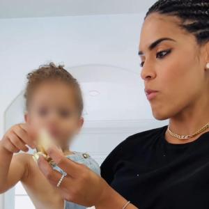 Francisca Lachapel junto a su hijo, mientras disfruta su pastel de bodas.