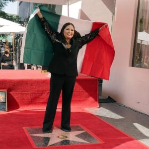 La cantante mexicana Ana Gabriel posa con la bandera de México junto a su estrella en el Pasei de la Fama de Hollowood el 3 de noviembre de 2021 en Los Angeles.