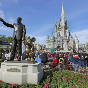 Una estatua de Walt Disney y Micky Mouse frente al Castillo de Cenicienta en el parque de Magic Kingdom en Walt Disney World, en Lake Buena Vista, Florida.