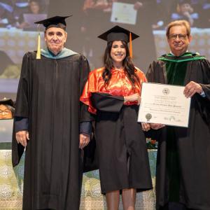 Lorena Peña Pimentel cuando recibía su diploma de las autoridades de la UNPHU.