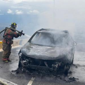 Bomberos apagan fuego generado en un carro en Honduras