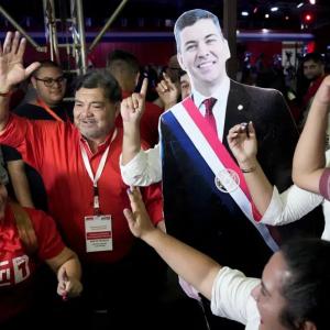 Personas luego del cierre de la votación durante las elecciones generales en Paraguay